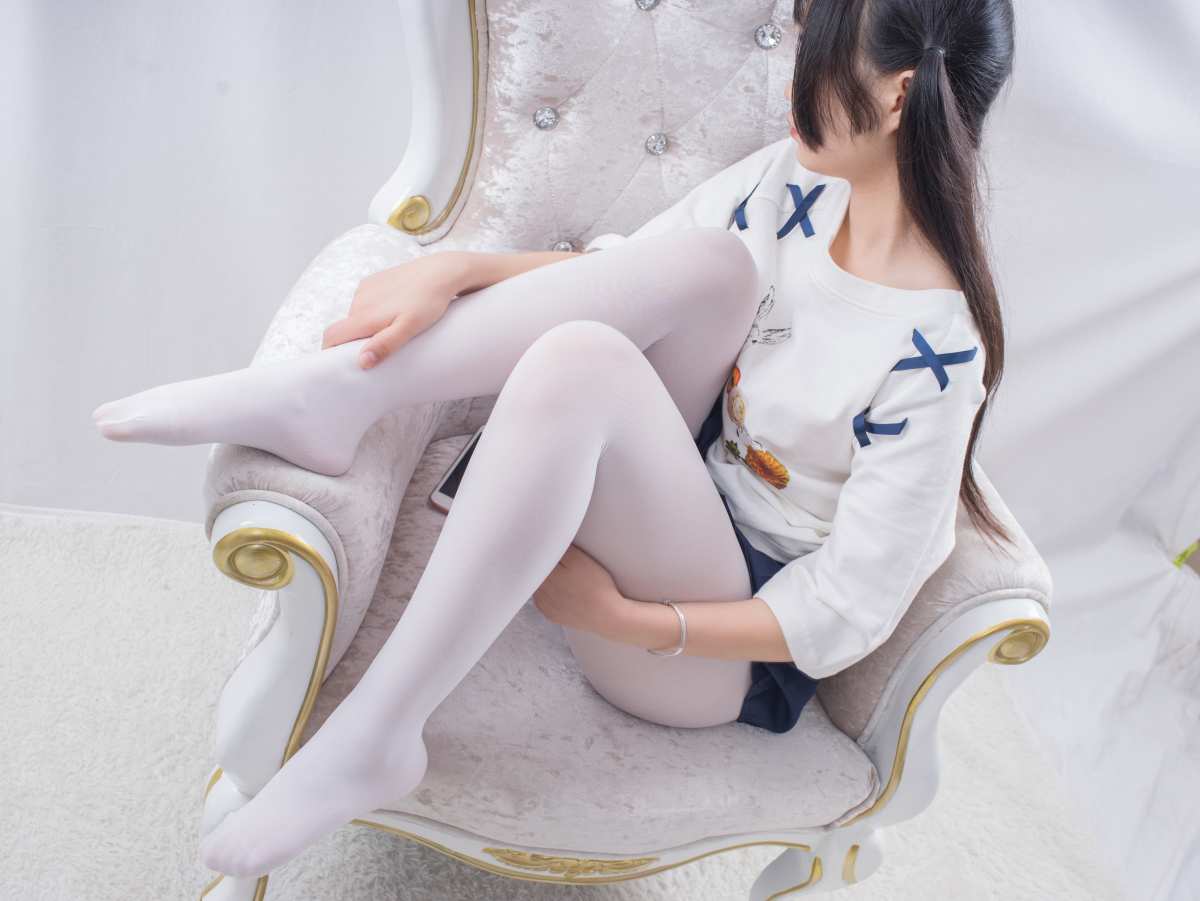 白色长筒袜与优雅椅子