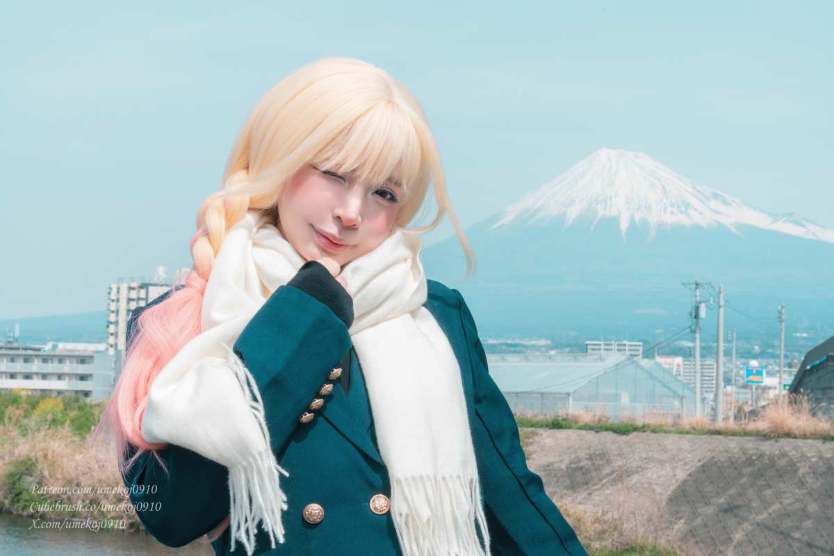 雪顶富士山下的二次元少女