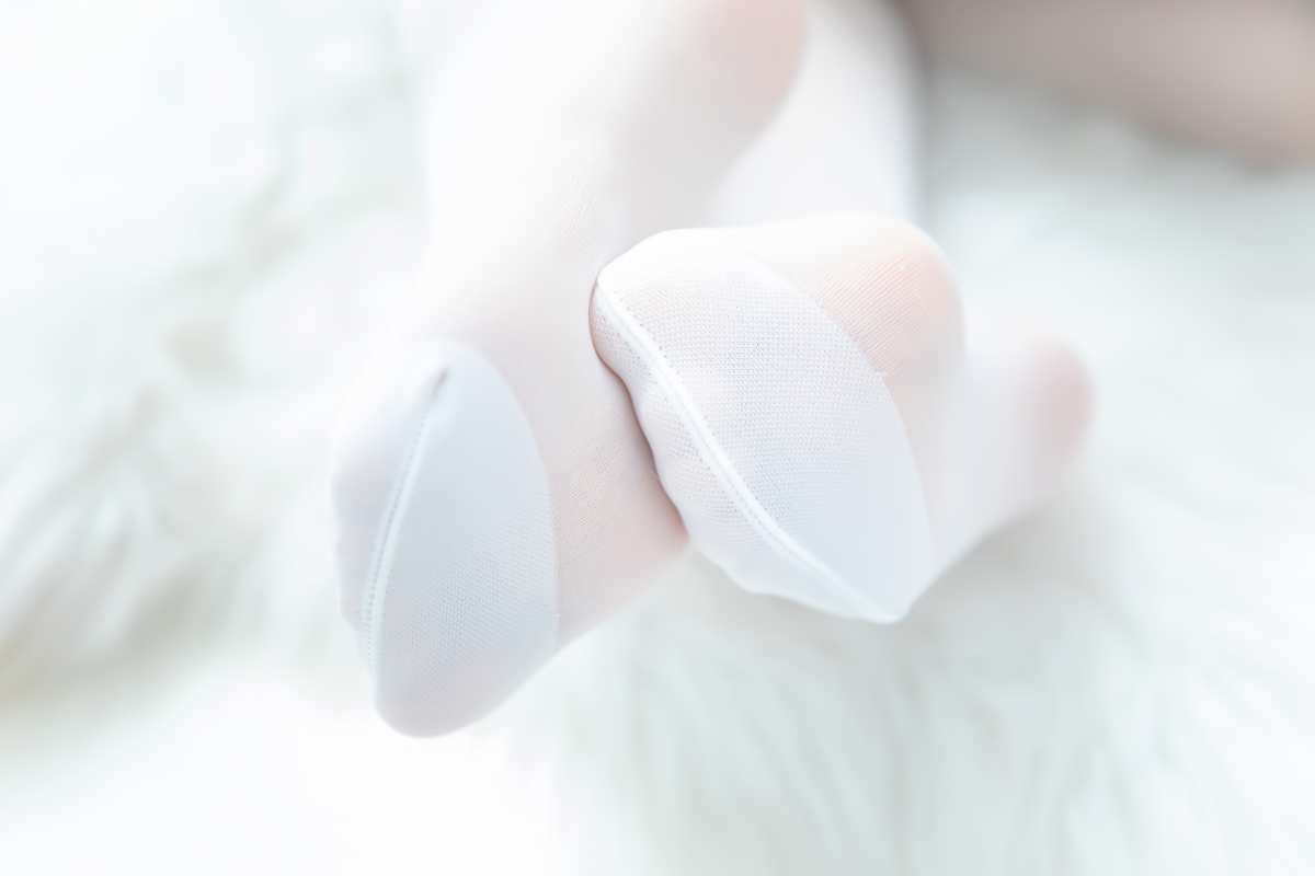 白色丝袜脚部特写