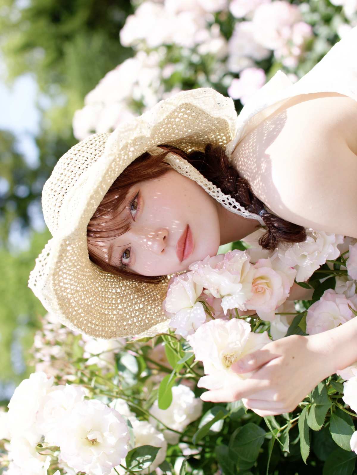 花丛中的美丽女子