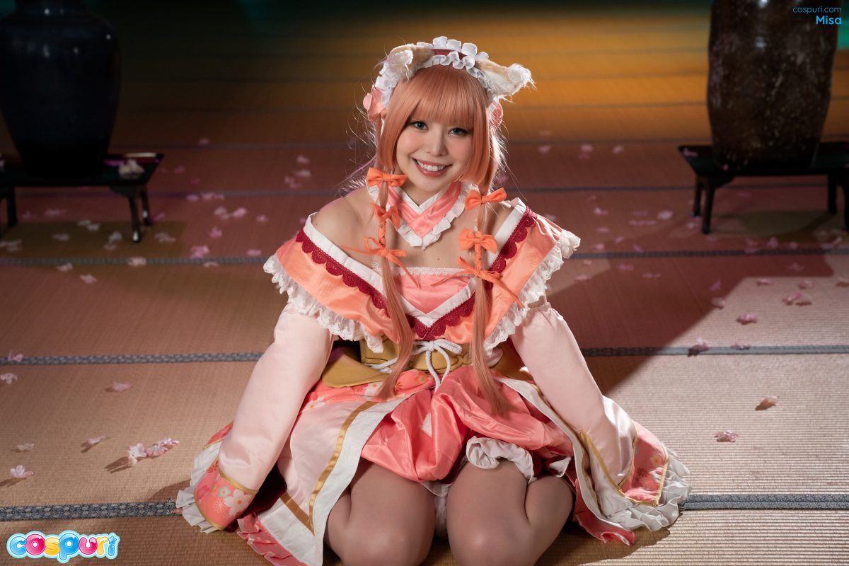 粉色长发cosplay女生跪坐
