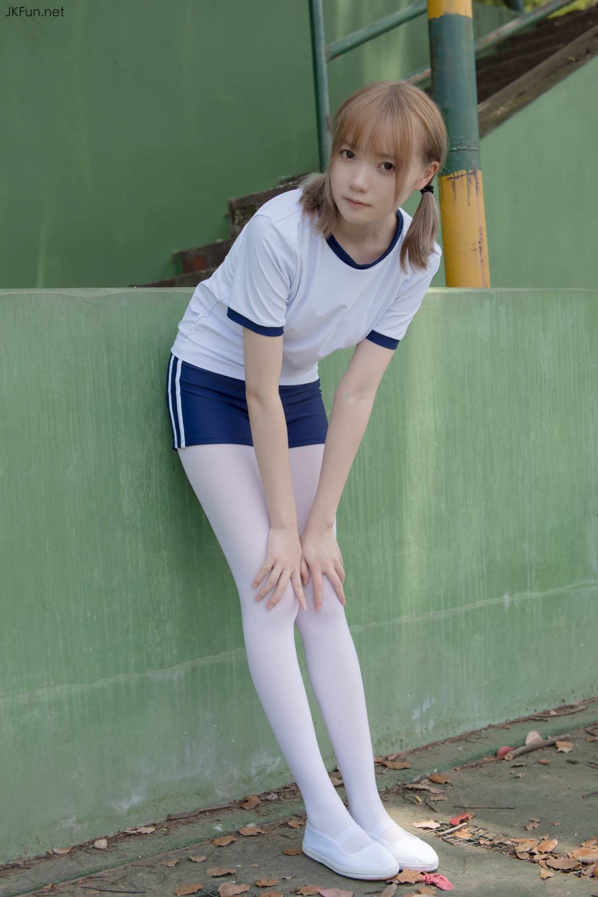 白色运动装女生
